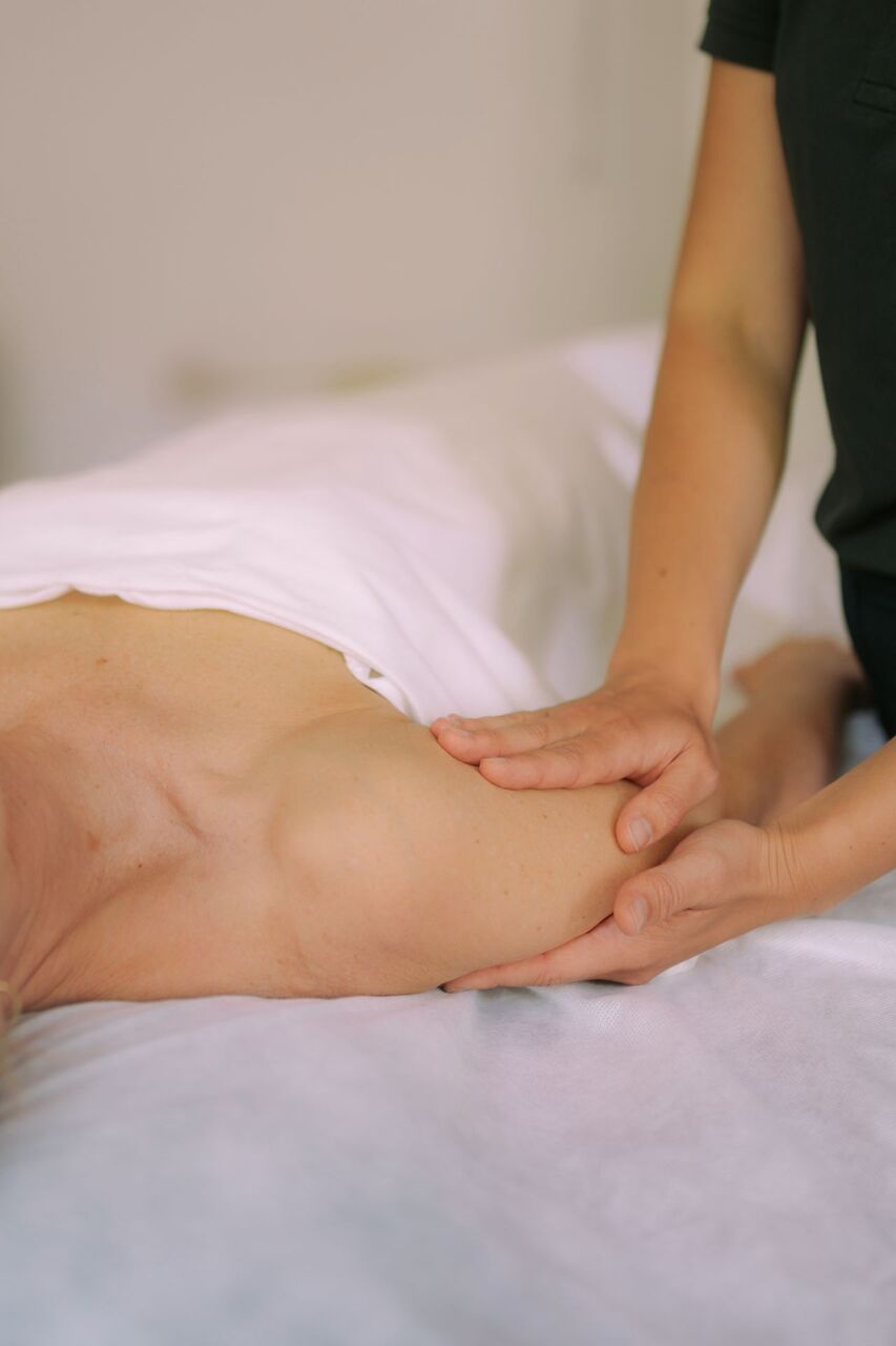 Massagegriff bei Manueller Lymphdrainage am Fuß eines Patienten