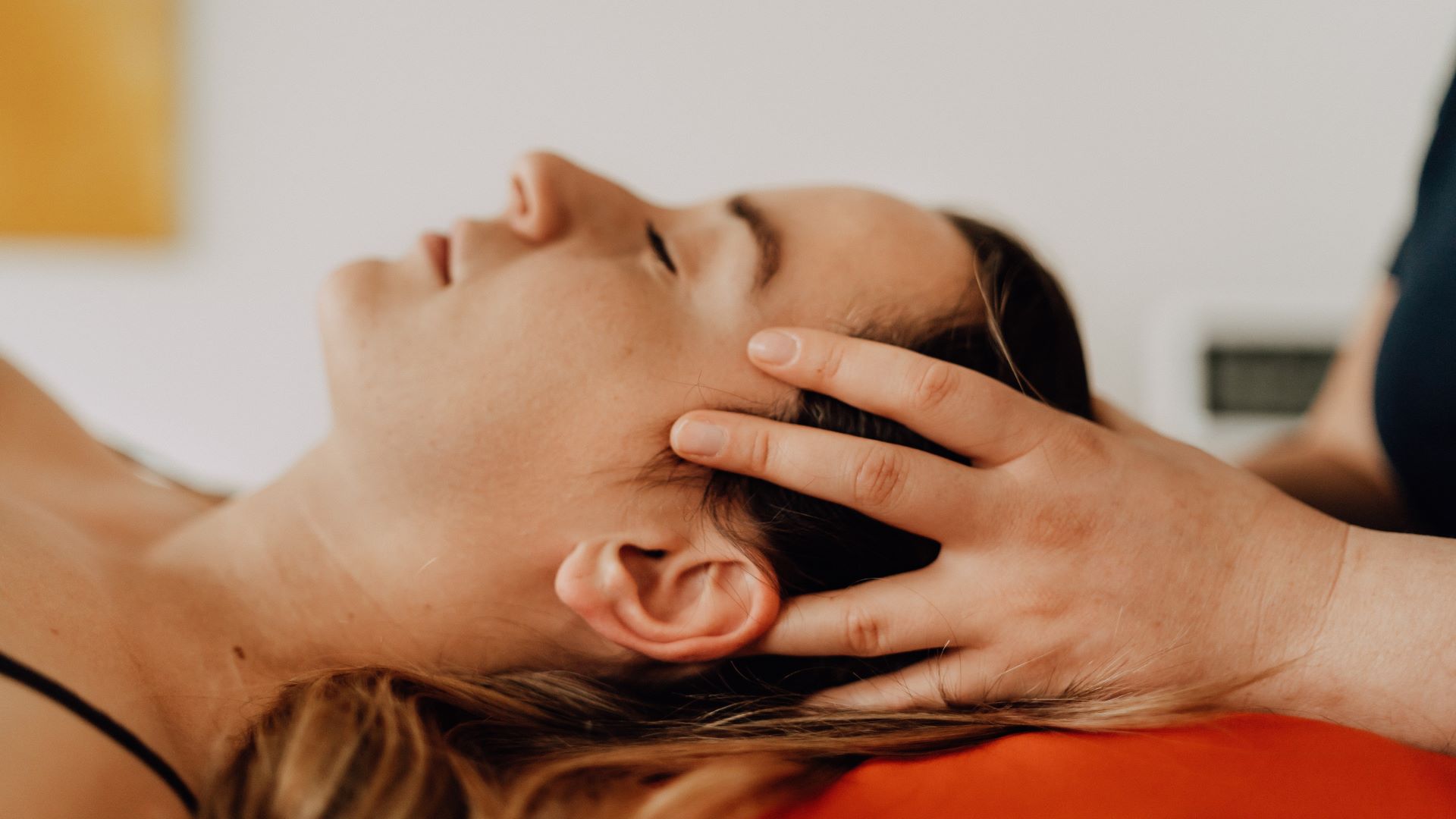 Osteopathische Behandlung am Kopf einer Patientin